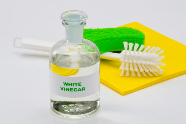cleaning with vinegar 